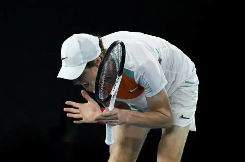 Il sogno di Sinner si ferma ai quarti di finale: Tsitsipas lo riporta sulla terra