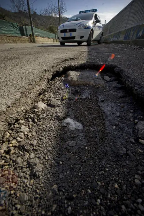 Buche, radici e segnaletica scomparsa. Sempre peggio le strade di Roma