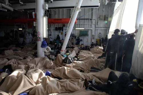 La Geo Barents vuol sbarcare quasi 500 migranti: scatta il pressing sull'Italia