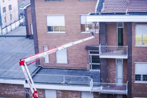 Schiacciato da un cestello elevatore. Muore un operaio, era ancora in prova