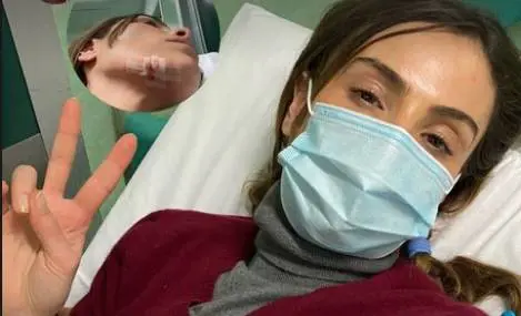 Brutto incidente per la moglie di Facchinetti. E scoppia la polemica sull'ospedale