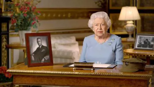 La regina Elisabetta "scappa" dalla sua famiglia (e dai guai)