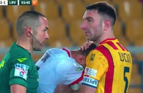 "Ma cosa c'entra mia madre?". Poi scoppia in lacrime in campo