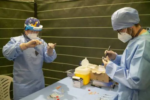 Falsi vaccini in cambio di 150 euro: scoperta la truffa all’hub di Capodimonte
