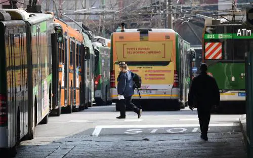 "Ti sparo": minaccia choc con la pistola sul bus. "E Sala finge di non vedere"
