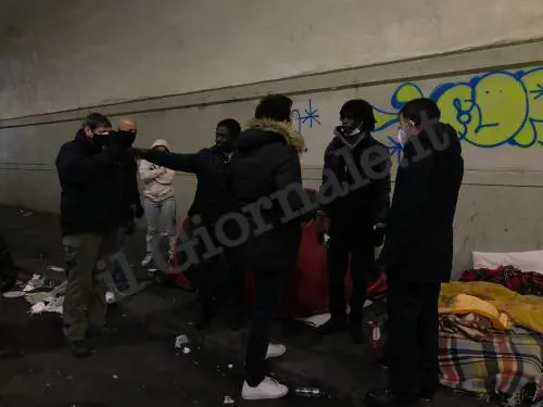 Bottiglie rotte, "Allah Akbar", donne in ostaggio. Sala scopre ora il degrado