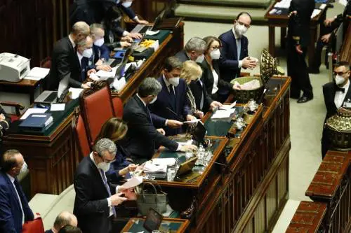L'appello muto dell'Aula con 166 voti a Mattarella. Manca ancora il nome forte