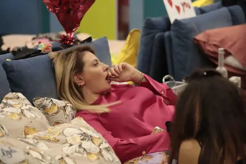 Caos al Gf Vip, concorrente perde due denti