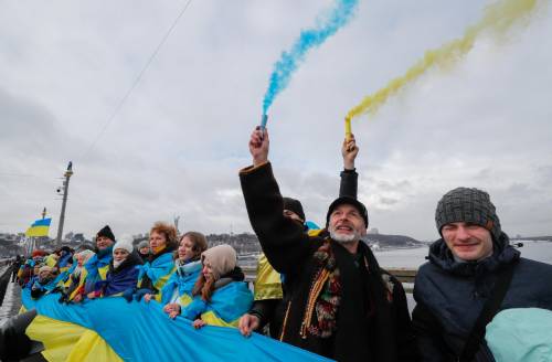 Bunker, autodifesa e opuscoli: come Kiev vive la crisi con Mosca