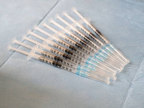 Dosi, soldi facili e certificati falsi: boom dei vaccini contraffatti