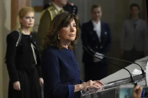La giornata nera di Elisabetta delusa dal "tradimento". E la sinistra va all'attacco