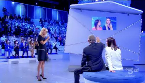 "A chi c... deve chiedere i soldi?". Maria De Filippi si infuria a C'è posta per te
