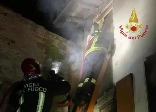 A fuoco una palazzina: muoiono due fratellini di 7 e 8 anni