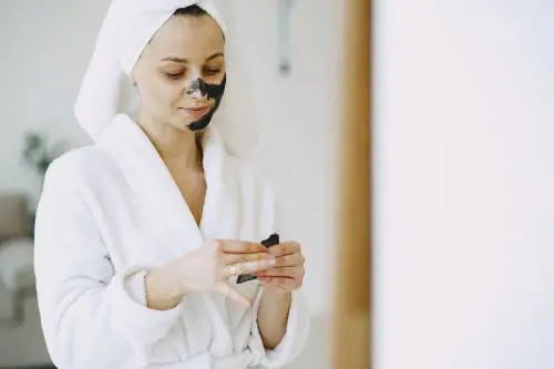 Acne a 60 anni: perché succede e rimedi naturali