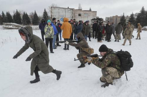 L'appello di Kiev a Putin: "Mosca ritiri i suoi soldati". Usa pronti con le sanzioni