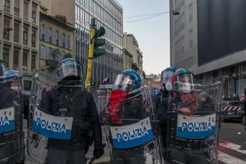 Scontri tra studenti e forze dell'ordine sotto la sede di Assolombardia