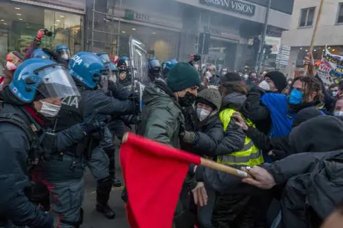 "La sinistra sta con i centri sociali". Il Nord alla prova della piazza