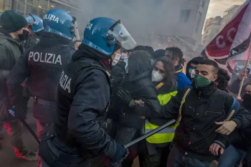Studenti caricati dalla polizia. Il caso arriva in Consiglio