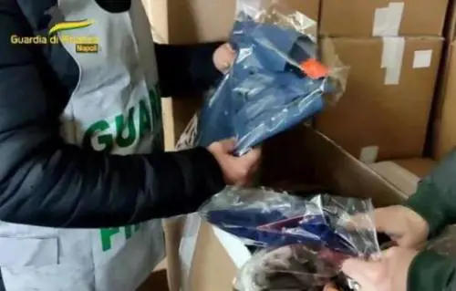 Vestiti usati venduti come nuovi a Milano e Roma