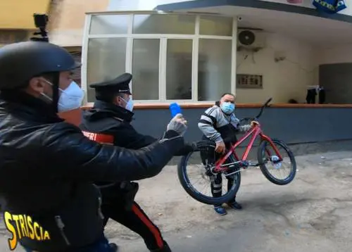 "Attento, la tua vita finisce". Brumotti aggredito nel fortino dei pusher