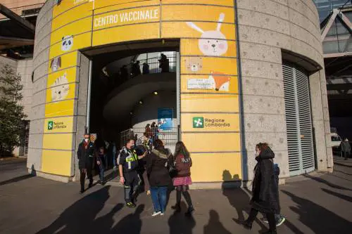Vaccino a 12mila bimbi. E oggi 170 classi tornano in presenza