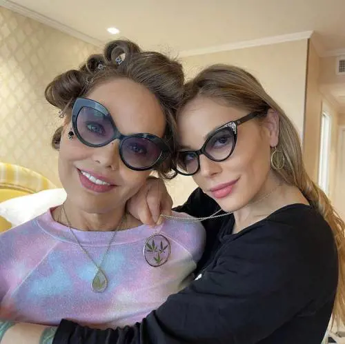 Sanremo, ancora polemica sulla Muti: sui social con il ciondolo con foglie di marijuana