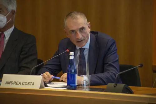 Dad solo per non vaccinati e stop a limiti per asintomatici: il piano di Costa