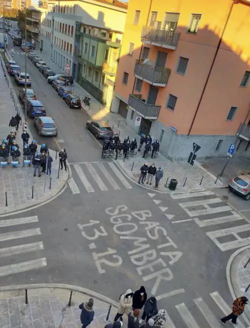 Antagonisti contro gli agenti che sgomberano l'abusivo. "Via Gola zona franca?"