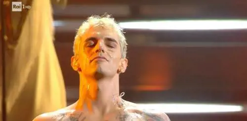 Achille Lauro si battezza sul palco: piovono accuse di blasfemia