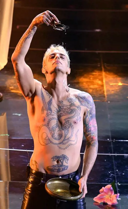 "Sui gay no, ma su Dio sì...", l'affondo della Meloni su Sanremo