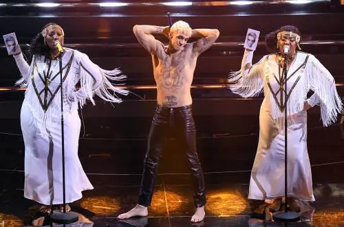 Sanremo 2022, Achille Lauro si battezza sul palco dell'Ariston