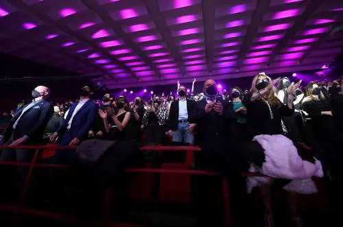 "Ballate con le mascherine", "E le discoteche?": scoppia la polemica a Sanremo