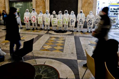 Il prete barricato in posta, le risse e i negozi ribelli: un giorno di follia No Pass