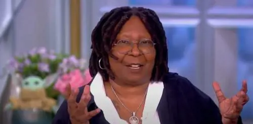 "Non rispetta i nostri valori": Whoopi Goldberg sospesa per le frasi su razza e Olocausto