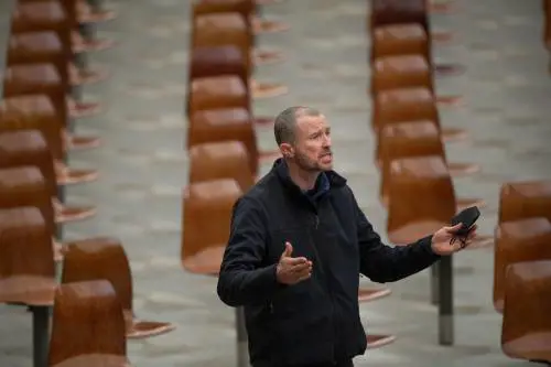 Grida contro l'uso delle mascherine all'udienza del Papa