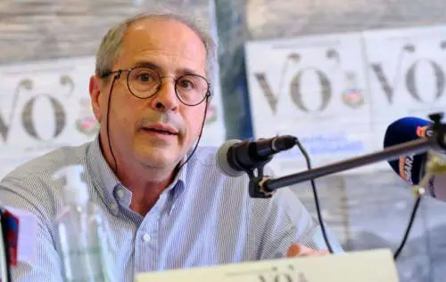 "È solo un’arma politica". Crisanti contro l’obbligo vaccinale