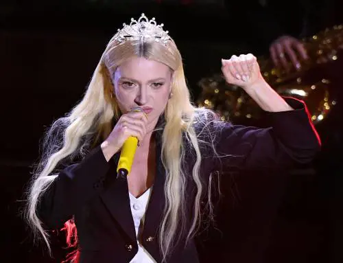 I comunisti tornano alla carica per un "pugno chiuso" a Sanremo