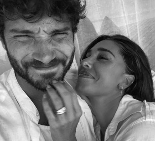 Belen paparazzata a casa di De Martino: "Hanno passato la notte insieme"