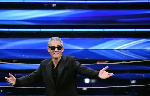 "Ridicolo, una pagliacciata". Ira no vax contro Fiorello 