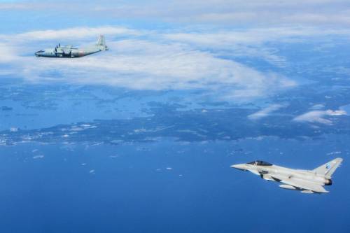 “Pronti contro ogni minaccia”. Due bombardieri russi intercettati a nord della Scozia