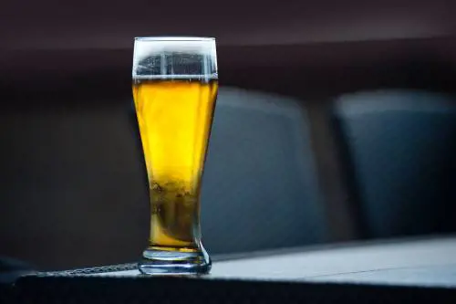 Birra: proprietà e benefici per i senior