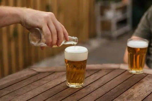 Beve troppo e finisce in coma, chiede all’azienda 236mila euro di risarcimento