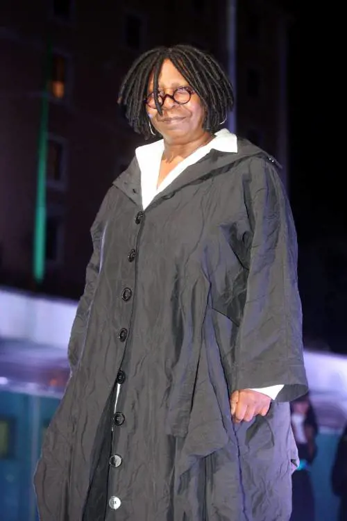 Whoopi, bufera sull'Olocausto
