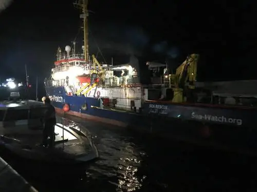 "Quella notte da Berlino...". La Rackete svela il retroscena sullo speronamento