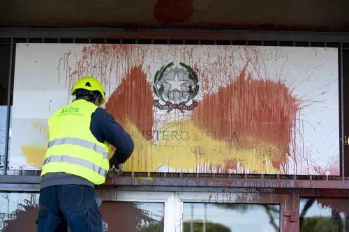 Gli ambientalisti assaltano il ministero nel silenzio della sinistra