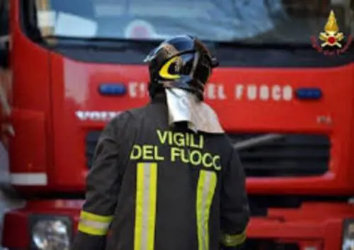 Donna nuda si barrica nella sua casa in fiamme: "È stato il demonio". Quattro agenti intossicati