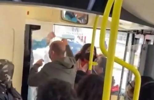 Violenza sul bus: contro l'autista vola un estintore