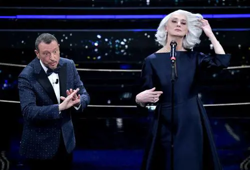 Sanremo tra palco e realtà