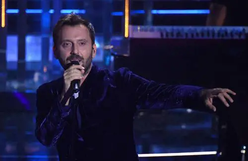 Cesare Cremonini scalda la terza serata del Festival