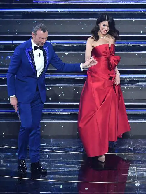 Sanremo 2022, la bellezza di Anna Valle incanta l'Ariston